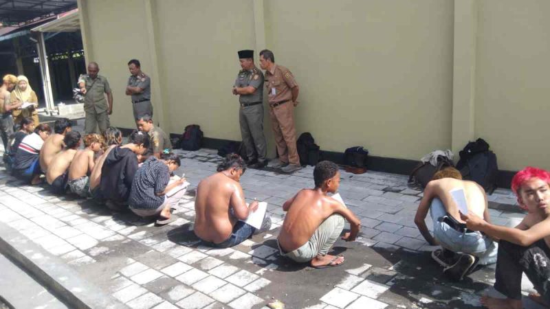 Satuan Polisi Pamong Praja (Satpol PP) bersama Dinas Pemadam Kebakaran (Damkar) Kabupaten Purworejo melakukan operasi penertiban terhadap sekelompok anak punk yang kerap berkumpul di kawasan Monumen Jenderal A. Yani, Selasa (30/12/2024).