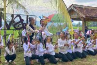 Mulyani, Seniman asal Wonosobo saat tampil dalam acara Festival Tumpeng Telang ke-7 di Pasar Inis Brondongrejo, Kecamatan Purwodadi, Purworejo.