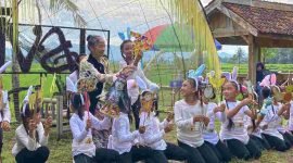 Mulyani, Seniman asal Wonosobo saat tampil dalam acara Festival Tumpeng Telang ke-7 di Pasar Inis Brondongrejo, Kecamatan Purwodadi, Purworejo.