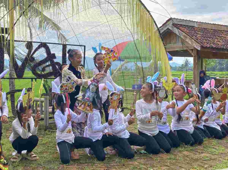 Mulyani, Seniman asal Wonosobo saat tampil dalam acara Festival Tumpeng Telang ke-7 di Pasar Inis Brondongrejo, Kecamatan Purwodadi, Purworejo.