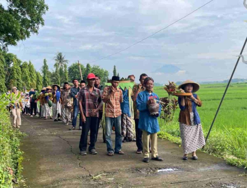 Festival Tumpeng Telang #7 digelar pada Minggu (4/1/2025) sebagai penanda tujuh tahun perjalanan Pasar Inis sebagai ruang ekonomi rakyat sekaligus ruang budaya yang terus bertumbuh.