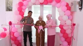 Bupati Purworejo, Yuli Hastuti saat meresmikan bangunan TK Kemala Bhayangkari 83 setelah direnovasi.