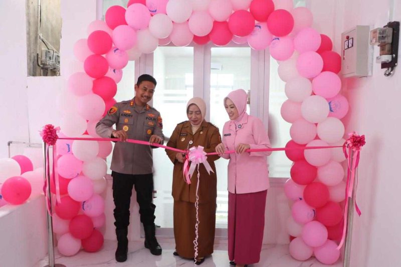 Bupati Purworejo, Yuli Hastuti saat meresmikan bangunan TK Kemala Bhayangkari 83 setelah direnovasi.