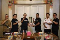 Keberangkatan kontingen Tim Sepak Bola Rejowinangun dilepas langsung oleh Penjabat Sekretaris Daerah Kabupaten Purworejo, dr. Tolkha Amaruddin, Sp.THT., M.Kes., didampingi Asisten Pemerintahan Ahmad Jainudin, S.IP., M.M., dan Kepala DPPPAPMD Laksana Sakti, A.P., M.Si., di Ruang Bagelen, Kantor Bupati Purworejo, Rabu (7/1/2026).
