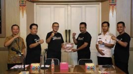 Keberangkatan kontingen Tim Sepak Bola Rejowinangun dilepas langsung oleh Penjabat Sekretaris Daerah Kabupaten Purworejo, dr. Tolkha Amaruddin, Sp.THT., M.Kes., didampingi Asisten Pemerintahan Ahmad Jainudin, S.IP., M.M., dan Kepala DPPPAPMD Laksana Sakti, A.P., M.Si., di Ruang Bagelen, Kantor Bupati Purworejo, Rabu (7/1/2026).