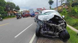 Kondisi mobil Avanza ringaek setelah terlibat kecelakaan di Jalan Purworejo-Kutoarjo.