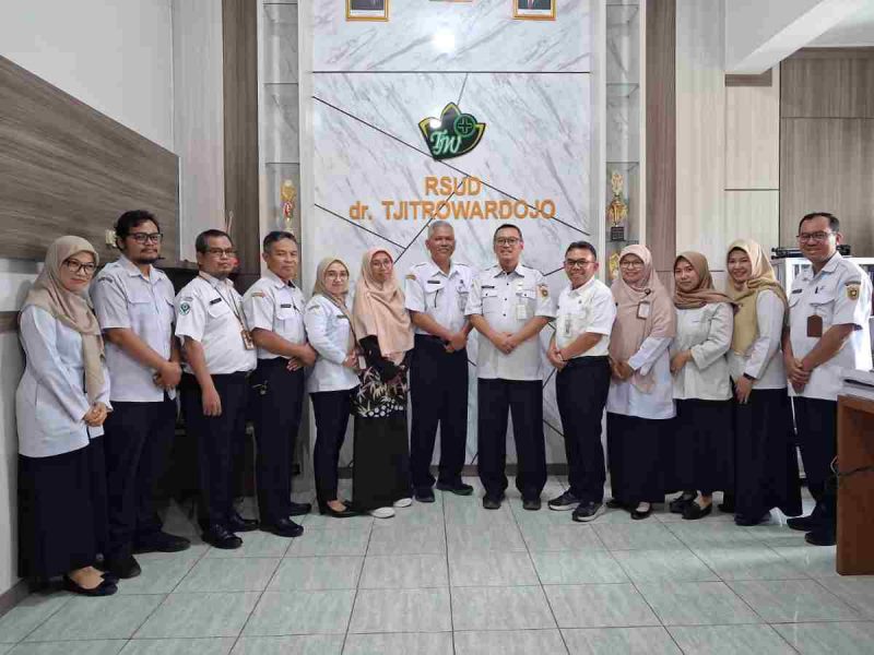 RSUD dr. Tjitrowardojo Kabupaten Purworejo menerima kunjungan kaji banding dari Satuan Pengawas Internal (SPI) RSUD RAA Tjokronegoro, Rabu (7/1/2026). 