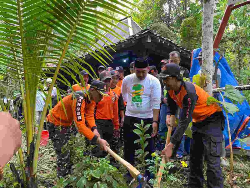 Pengurus Cabang Nahdlatul Ulama (PCNU) Kabupaten Purworejo menggelar Gerakan Nahdliyin Tanam Pohon sebagai bentuk nyata kepedulian terhadap kelestarian lingkungan.