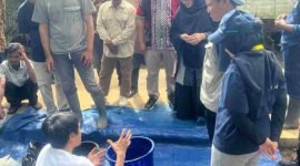 Pengurus Pusat Kagama Pemberdayaan Masyarakat, mahasiswa KKN Universitas Gadjah Mada (UGM), dan Kelompok Tani Murakabi I Desa Karangrejo, Kecamatan Loano, Kabupaten Purworejo membuat pupuk NPK dari kotoran sapi.