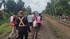 Petugas melakukan evakuasi orang tertemper kereta api barang di Purworejo.