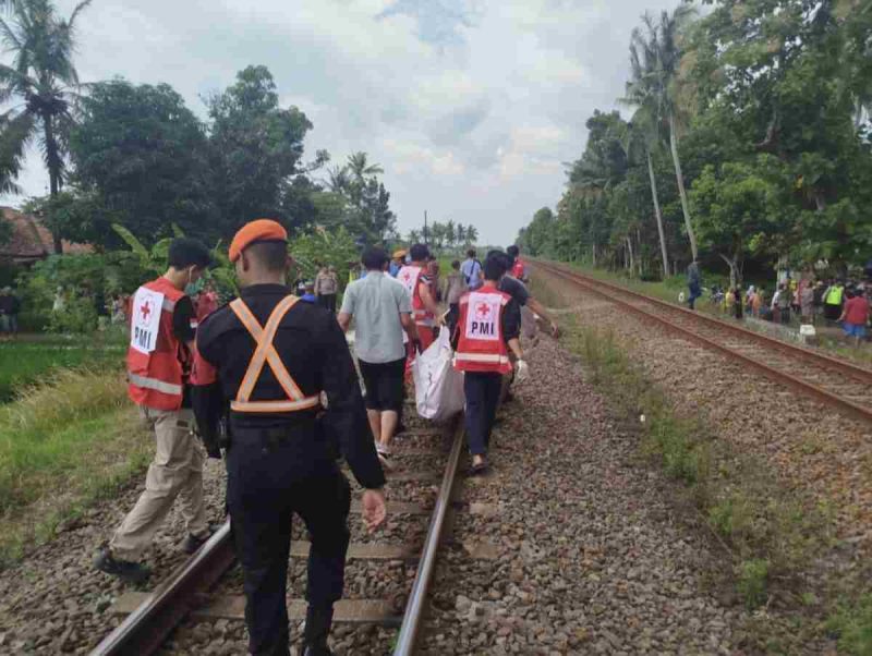 Petugas melakukan evakuasi orang tertemper kereta api barang di Purworejo.