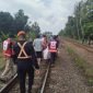 Petugas melakukan evakuasi orang tertemper kereta api barang di Purworejo.