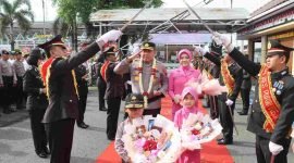 Genderang tradisi Pedang Pora menggema di halaman Mapolres Purworejo, Selasa (13/1/2026), menandai babak baru dalam kepemimpinan Polres Purworejo.