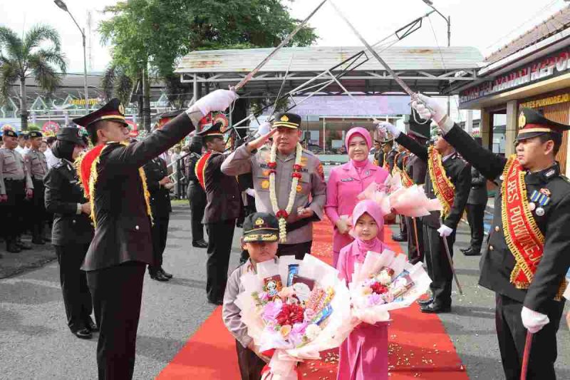 Genderang tradisi Pedang Pora menggema di halaman Mapolres Purworejo, Selasa (13/1/2026), menandai babak baru dalam kepemimpinan Polres Purworejo.