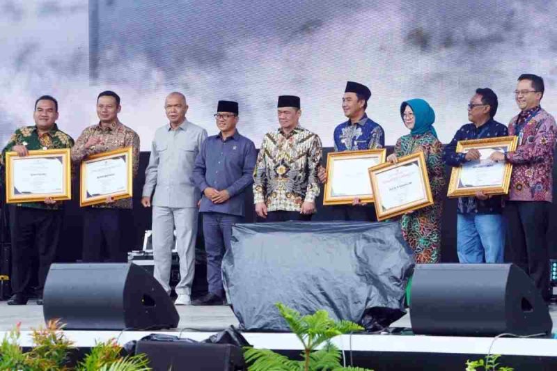Penyerahan hadiah Lomba Desa Digital Tingkat Nasional 2025.