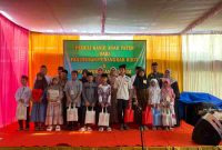 Santunan anak yatim dalam kegiatan sosial yang digelar di halaman Gedung TK Desa Kemirilor, Jumat (16/1/2025).