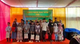 Santunan anak yatim dalam kegiatan sosial yang digelar di halaman Gedung TK Desa Kemirilor, Jumat (16/1/2025).
