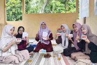 Ibu -ibu mengangkat produk Teh Rempah Burung Mas, minuman herbal yang memadukan kekayaan rempah-rempah alami khas Nusantara.