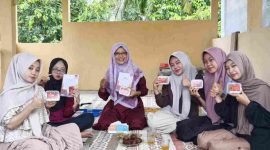 Ibu -ibu mengangkat produk Teh Rempah Burung Mas, minuman herbal yang memadukan kekayaan rempah-rempah alami khas Nusantara.