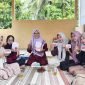 Ibu -ibu mengangkat produk Teh Rempah Burung Mas, minuman herbal yang memadukan kekayaan rempah-rempah alami khas Nusantara.