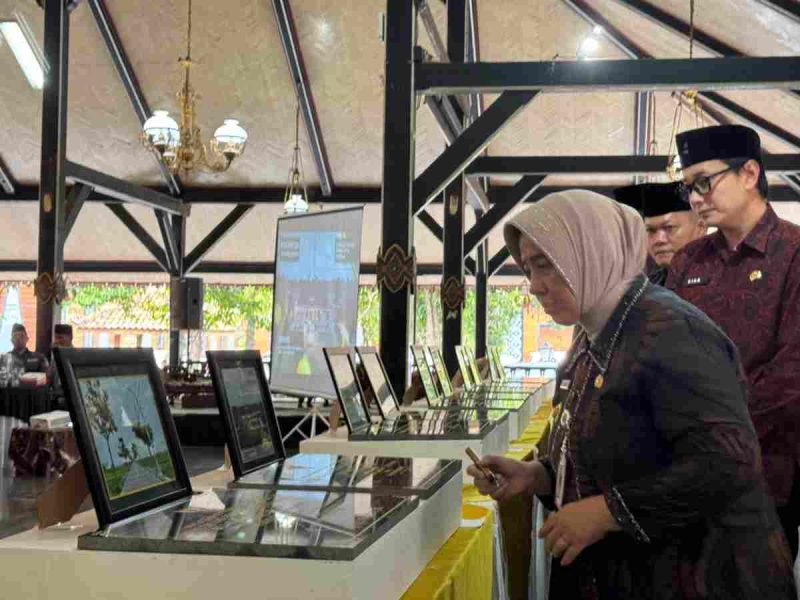 Bupati Purworejo Yuli Hastuti resmikan 24 proyek senilai Rp64,4 miliar sebagai pembuka Hari Jadi ke-195. 