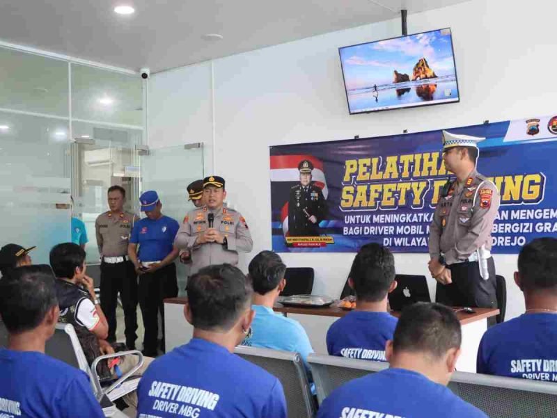 Polres Purworejo menyelenggarakan pelatihan safety driving khusus bagi para pengendara.