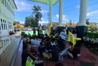 Puluhan mahasiswa yang tergabung dalam Pengurus Cabang Pergerakan Mahasiswa Islam Indonesia (PC PMII) Kabupaten Purworejo menggelar aksi unjuk rasa di halaman Kantor Kejaksaan Negeri (Kejari) Purworejo, Senin (2/2/2026).