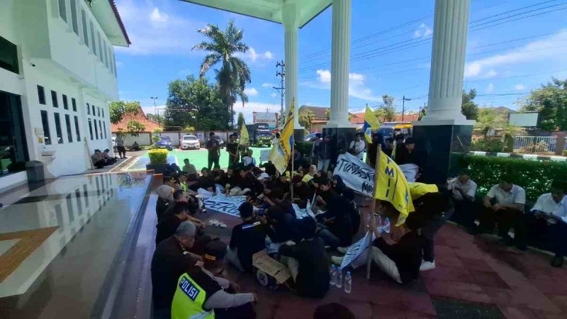 Puluhan mahasiswa yang tergabung dalam Pengurus Cabang Pergerakan Mahasiswa Islam Indonesia (PC PMII) Kabupaten Purworejo menggelar aksi unjuk rasa di halaman Kantor Kejaksaan Negeri (Kejari) Purworejo, Senin (2/2/2026).