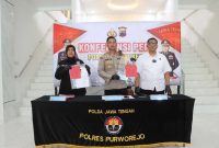 Pers rilis pengungkapan kasus sindikat penipuan bermodus 'polisi gadungan' di Purworejo.