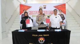 Pers rilis pengungkapan kasus sindikat penipuan bermodus 'polisi gadungan' di Purworejo.