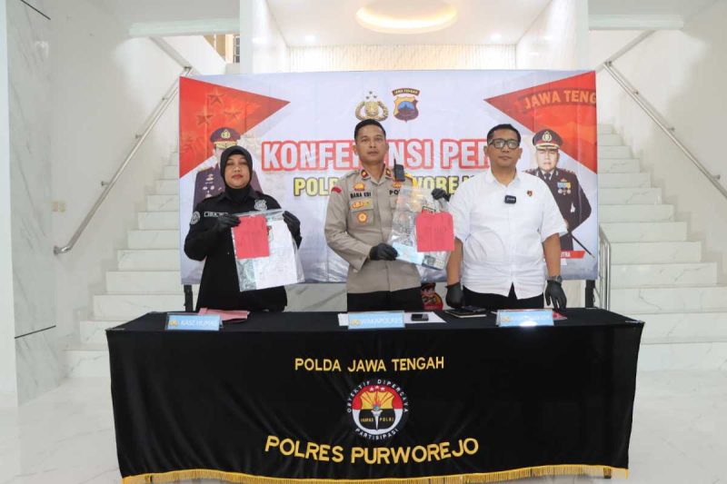 Pers rilis pengungkapan kasus sindikat penipuan bermodus 'polisi gadungan' di Purworejo.