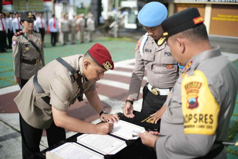Polres Purworejo menggelar upacara Serah Terima Jabatan (Sertijab) dua posisi strategis, yakni Kasat Reskrim dan Kasat Binmas, Rabu (4/2/2026).