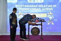 Asisten Administrasi dan Umum Sekda, Budi Wibowo membuka Musyawarah Wilayah (Muswil) VI Persatuan Mahasiswa Informatika dan Komputer Nasional (PERMIKOMNAS) Wilayah Jawa Tengah. Acara pembukaan digelar di Aula Politeknik Sawunggalih Aji (Polsa), Jumat (6/2/2026).