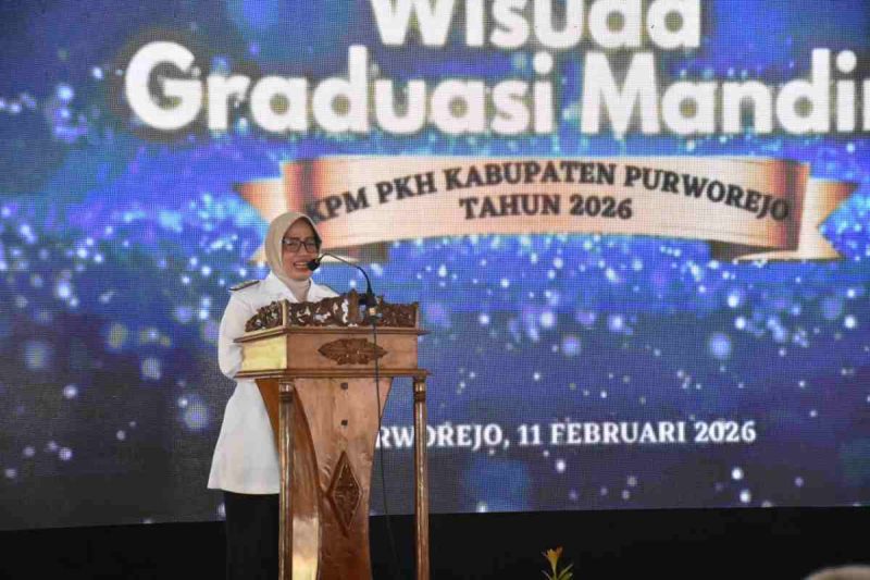 Bupati Purworejo, Yuli Hastuti saat dalam acara wisuda graduasi PKH.
