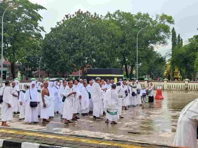 Kantor Urusan Agama (KUA) Kutoarjo menggelar kegiatan manasik haji di sejumlah area Perpustakaan Daerah Purworejo.