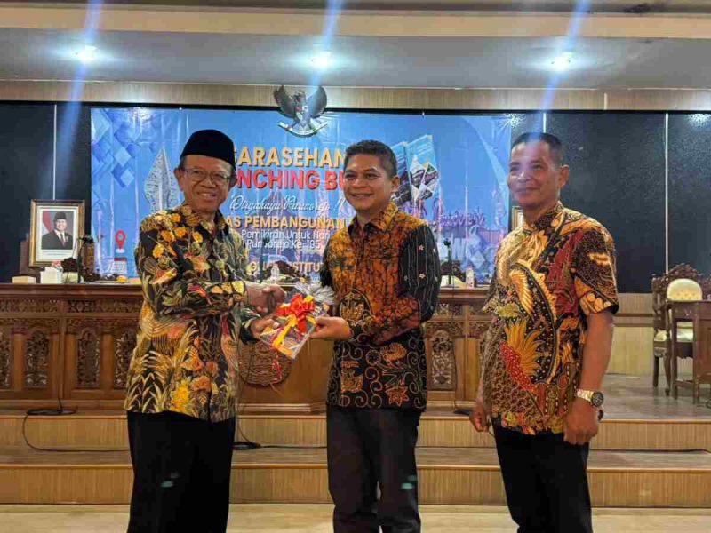 Peluncuran buku bertajuk 'Sinergitas Pembangunan Purworejo: Kado Pemikiran untuk Hari Jadi ke-195' di Ruang Arahiwang, Kantor Sekretariat Daerah Purworejo, Sabtu (14/2/2026).