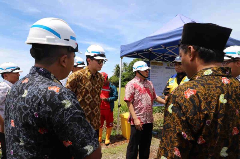 Kunjungan lapangan Wakil Bupati Purworejo Dion Agasi Setiabudi bersama Anggota Komisi V DPR RI Sofwan Dedy Ardyanto ke jaringan irigasi air tanah (JIAT) di Desa Candi, Kecamatan Ngombol, Jumat (13/2/2026).