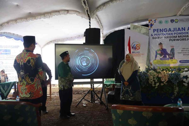 Peluncuran Pondok Pesantren Darul Arqom Muhammadiyah dan pengajian akbar yang berlangsung khidmat dan penuh haru.