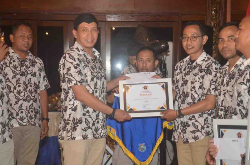 Wartawan Purworejo Ekspres, Eko Sutopo, mengharumkan nama Persatuan Wartawan Indonesia (PWI) Kabupaten Purworejo setelah meraih Juara 1 dalam Lomba Jurnalistik Kategori Penulisan Feature tingkat Provinsi Jawa Tengah.