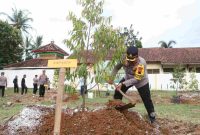Kapolres Purworejo AKBP Windy Syafutra memimpin langsung kegiatan penanaman pohon durian di lingkungan Mapolsek Purwodadi pada Jumat sore (13/2/2026).