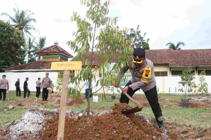 Kapolres Purworejo AKBP Windy Syafutra memimpin langsung kegiatan penanaman pohon durian di lingkungan Mapolsek Purwodadi pada Jumat sore (13/2/2026).