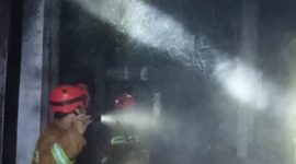 Petugas pemadam kebakaran memadamkan kobaran api.