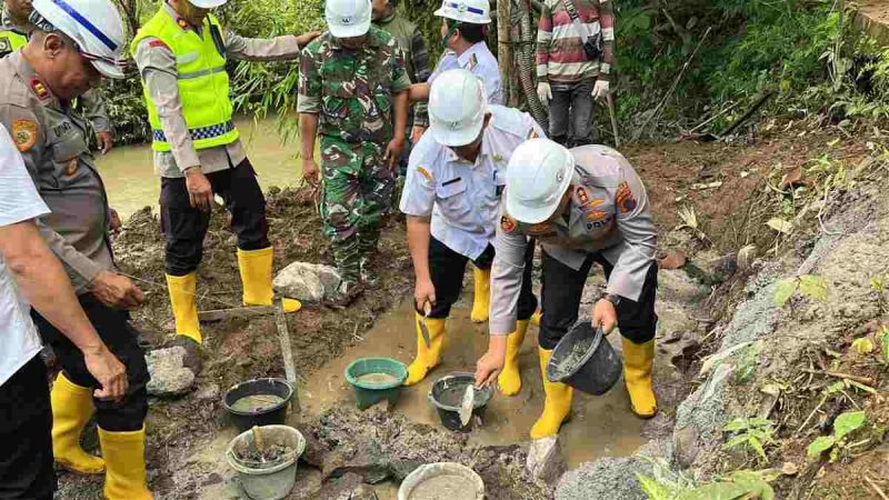 Polres Purworejo secara resmi memulai pembangunan Jembatan Merah Putih Presisi pada Rabu (18/2/2026), ditandai dengan doa bersama dan peletakan batu pertama.
