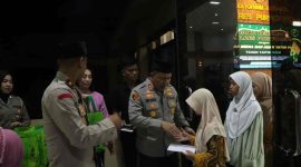 Kapolres Purworejo, AKBP Windy Syafutra memberikan santunan kepada anak yatim.