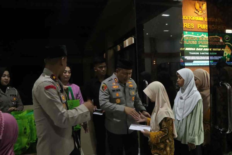 Kapolres Purworejo, AKBP Windy Syafutra memberikan santunan kepada anak yatim.