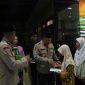 Kapolres Purworejo, AKBP Windy Syafutra memberikan santunan kepada anak yatim.