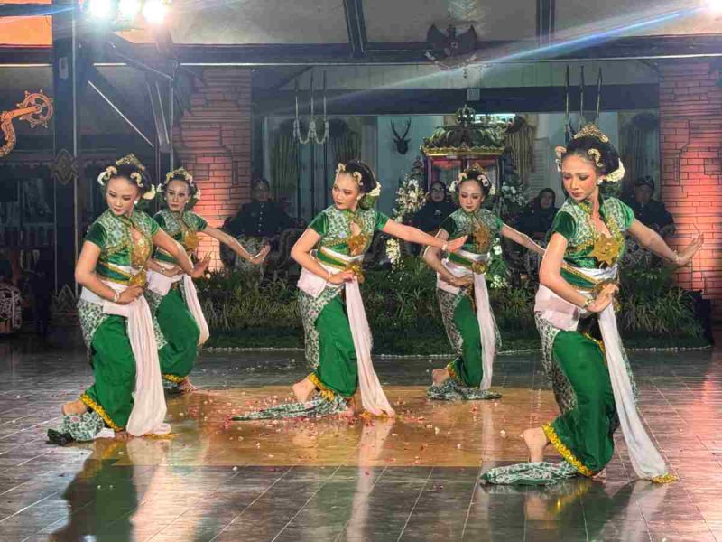 Pemerintah Kabupaten Purworejo menggelar prosesi sakral bertajuk Pengetan Jumenengan sebagai puncak peringatan Hari Jadi ke-195 kabupaten setempat.