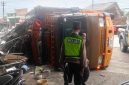 Polisi melakukan olah TKP kecelakaan Truk Fuso di Butuh Purworejo.