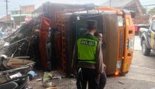 Polisi melakukan olah TKP kecelakaan Truk Fuso di Butuh Purworejo.