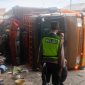 Polisi melakukan olah TKP kecelakaan Truk Fuso di Butuh Purworejo.